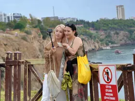 Antalya’da turistler yağmura şemsiye, şelaleye objektif açtılar
