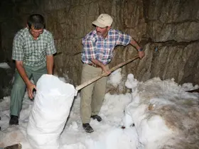 Antalya’da yörüklerin asırlık geleneği: Peynirler kar obruklarında saklanıyor
