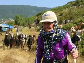 Antalya’nın süper çobanı Emine Nine: 94 yaşında, 90 yıldır keçileriyle dağlarda
