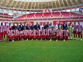Antalyaspor, yeni transferlerini ve A takıma yükselen genç oyuncularını taraftara tanıttı
