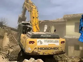 Araban’da depremde hasar gören binaların yıkımına devam ediliyor
