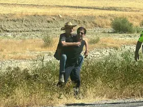 Araç dere yatağına savruldu, yaralının yardımına çevredekiler koştu
