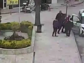 Aracından inip polis otosunun önüne geldi, hayatını Heimlich manevrasıyla polisler kurtardı
