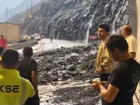Aracının sileceği arızalandı, sileceği düzeltmek için durdu, saniyeler sonra heyelan oldu

