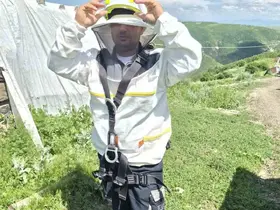 Aras elektrik ekipleri arıcı koruyucu kıyafetiyle müdahale ediyor
