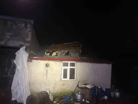 Ardahan’da şoke eden görüntüler; Şiddetli fırtına çatıları uçurdu, göz gözü görmedi
