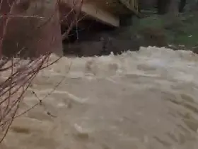 Arıcak’ta kar eridi, dereler coştu
