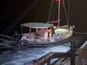 Arızalanan yelkenli tekne ve içindekiler Sahil Güvenlik ekibi tarafından kurtarıldı
