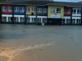 Arnavutköy’de dere taştı, okulu su bastı
