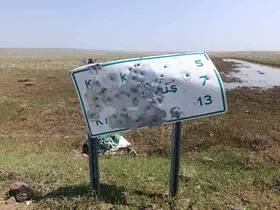 Arpaçay’da yol tabelalarını hedef tahtasına çevirdiler
