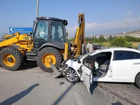 Arsuz’da kepçeyle çarpışan otomobil hurdaya döndü: 2 yaralı
