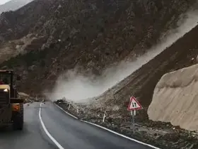 Artvin-Şavşat karayolunda heyelan

