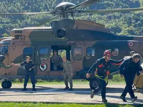 Artvin’de mahsur kalan vatandaşlar ve turistler helikopterle tahliye edildi
