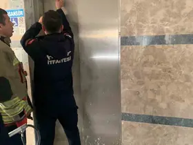 Asansör boşluğuna düşen yavru kediyi itfaiye kurtardı
