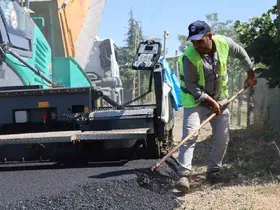 Asfalt işçilerinin kavurucu sıcakta mesaisi sürüyor
