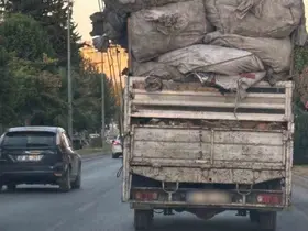 Aşırı yükle trafikte ilerleyip tepkilere neden oldu

