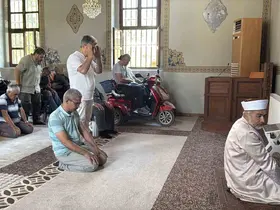 Asırlık cami 17 yıldır ibadetin önündeki "engelleri" kaldırıyor
