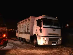 Asit sızdıran kamyon için ekipler seferber oldu: 2 yaralı
