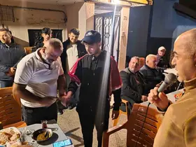 Asker uğurlama geleneği yaşatılıyor, oğullarına vatani görev öncesi kına yaktılar
