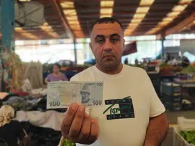 Aşkını paralara yazıp pazarda dağıttı
