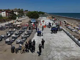 Atakum sahilinde işgal denetimi: Kumsaldaki masa, sandalye ve şezlonglar kaldırıldı
