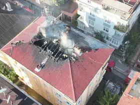 Ataşehir’de binanın çatısı alev alev yandı
