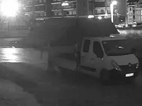 Atığını sokağa atan sürücüye fotokapan takibi

