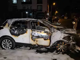 Avcılar’da 3 otomobil alevlere teslim oldu: Kundaklama şüphesi üzerinde duruluyor
