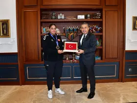 Avrupa Şampiyonu bayan millî boksörleri kabul etti
