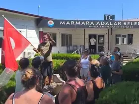 Avşa’da su protestosu: "Konser değil, su istiyoruz"
