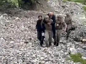 Ayağını burkan şahsı jandarma sırtında taşıdı
