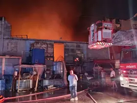Ayakkabı tabanı üreten fabrika alevlere teslim oldu
