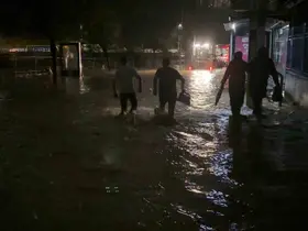 Ayazağa’da su baskınları ve elektrik kesintisi: Mahalleler karanlığa gömüldü
