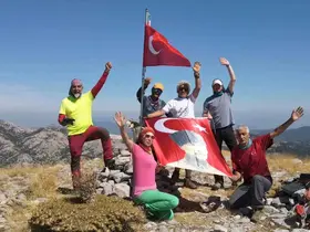 Ayıçtu Zirvesi’nde Gaziler Günü anısına Bayrak dalgalandırdılar
