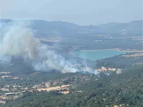 Ayvacık’ta otluk alanda çıkan yangına müdahale sürüyor
