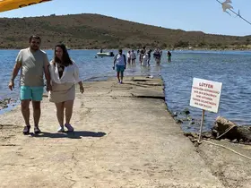 Ayvalık’ta binlerce turistin denize yürüyerek geçtiği boğazda can güvenliği yok
