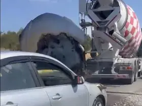 Ayvalık’ta seyir halinde alevler içinde kalan otomobilin imdadına beton mikseri yetişti
