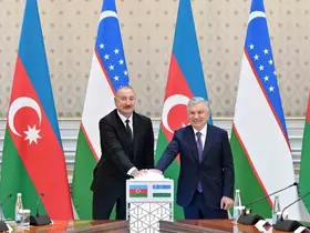 Azerbaycan Cumhurbaşkanı Aliyev, Özbekistan Devlet Başkanı Mirziyoyev ile bir araya geldi
