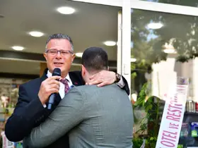 Baba-oğul açılışta gözyaşlarını tutamadı
