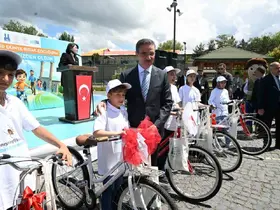 Babalarına sigarayı bıraktırdılar, bisikleti kaptılar
