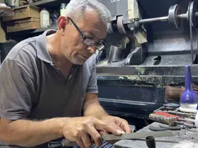 Babasından miras kalan ayakkabı tamirciliğini 43 yıldır yaşatıyor
