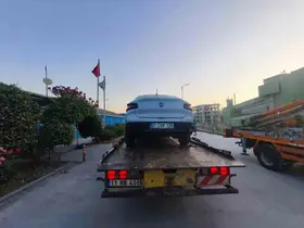 Babasının çalıştığı iş yerine aracı ile zorla girmek istedi
