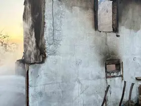 Bağ evinde çıkan yangın tarım makinelerini de kül etti

