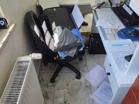 Bağcılar’da bir kişi Aile Sağlığı Merkezi’nde fazla beklediğini iddia edip etrafı dağıttı
