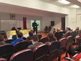Bağımlılıkla mücadelenin yasal boyutuna dikkat çekildi
