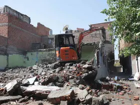 Bağlar’da 1 ayda 32 metruk yapı yıkıldı
