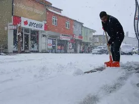 Baharı bekleyen Karlıova karlı bir güne uyandı
