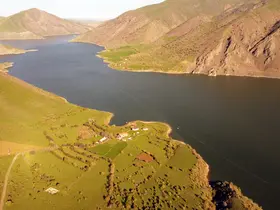 Baharın gelişiyle Keban Baraj Gölü’nde eşsiz manzara
