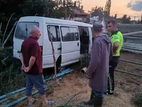 Bahçeden içeri girip alev alan minibüsü ev sahipleri musluk hortumuyla söndürdü
