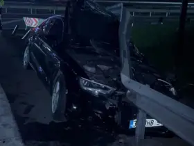 Bahçelievler’de virajı alamayan otomobil bariyere çarptı: 1 yaralı
